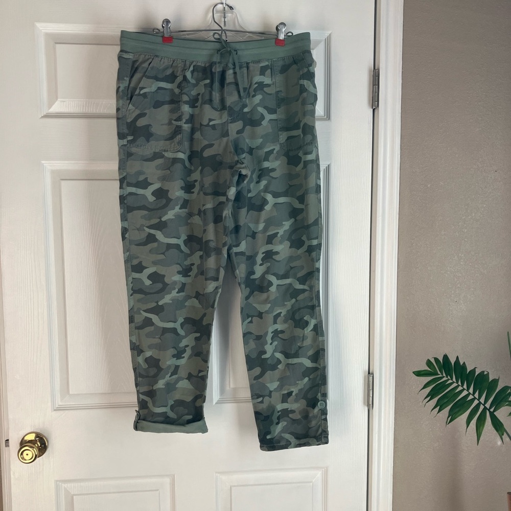 Maurices green camouflage pull on drawstring pants or capri, button tabs.Size 14
